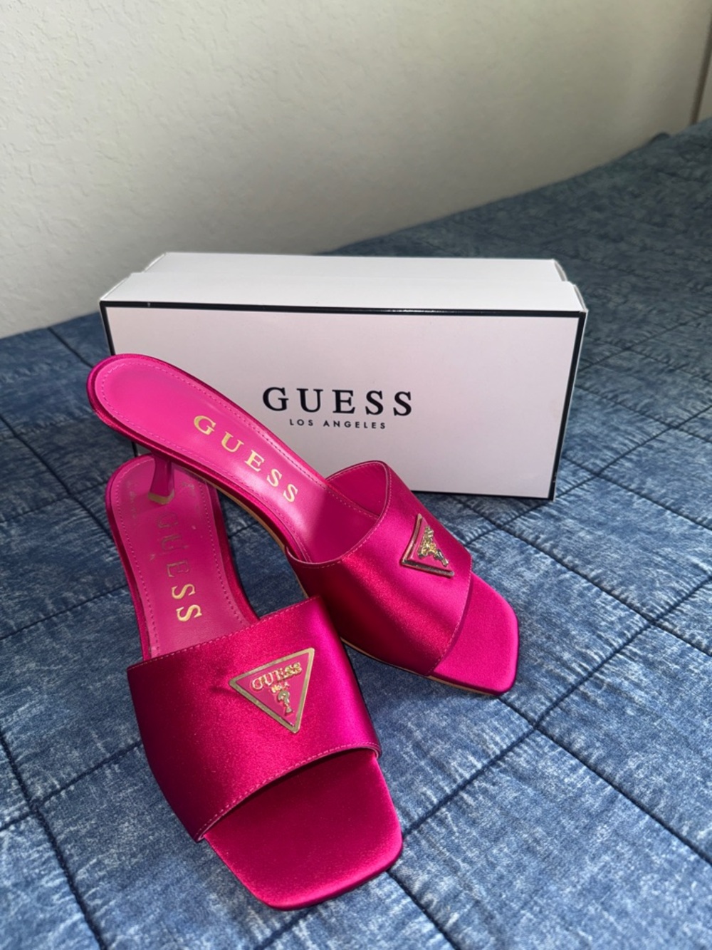 Lusine2 by GUESS Hot Pink Satin slip on kitten heel with Gold Logo size 7.5